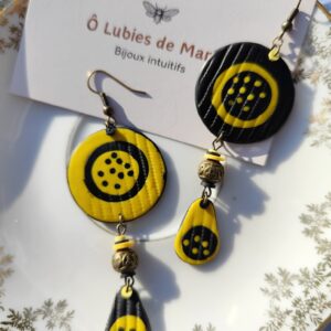 boucles d’oreilles asymétriques noir et jaune à pois en argile polymère avec perle métal longues graphiques