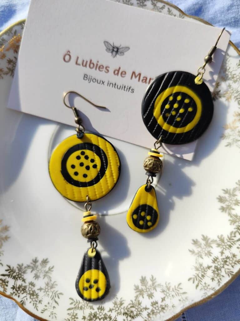 boucles d’oreilles asymétriques noir et jaune à pois en argile polymère avec perle métal longues graphiques