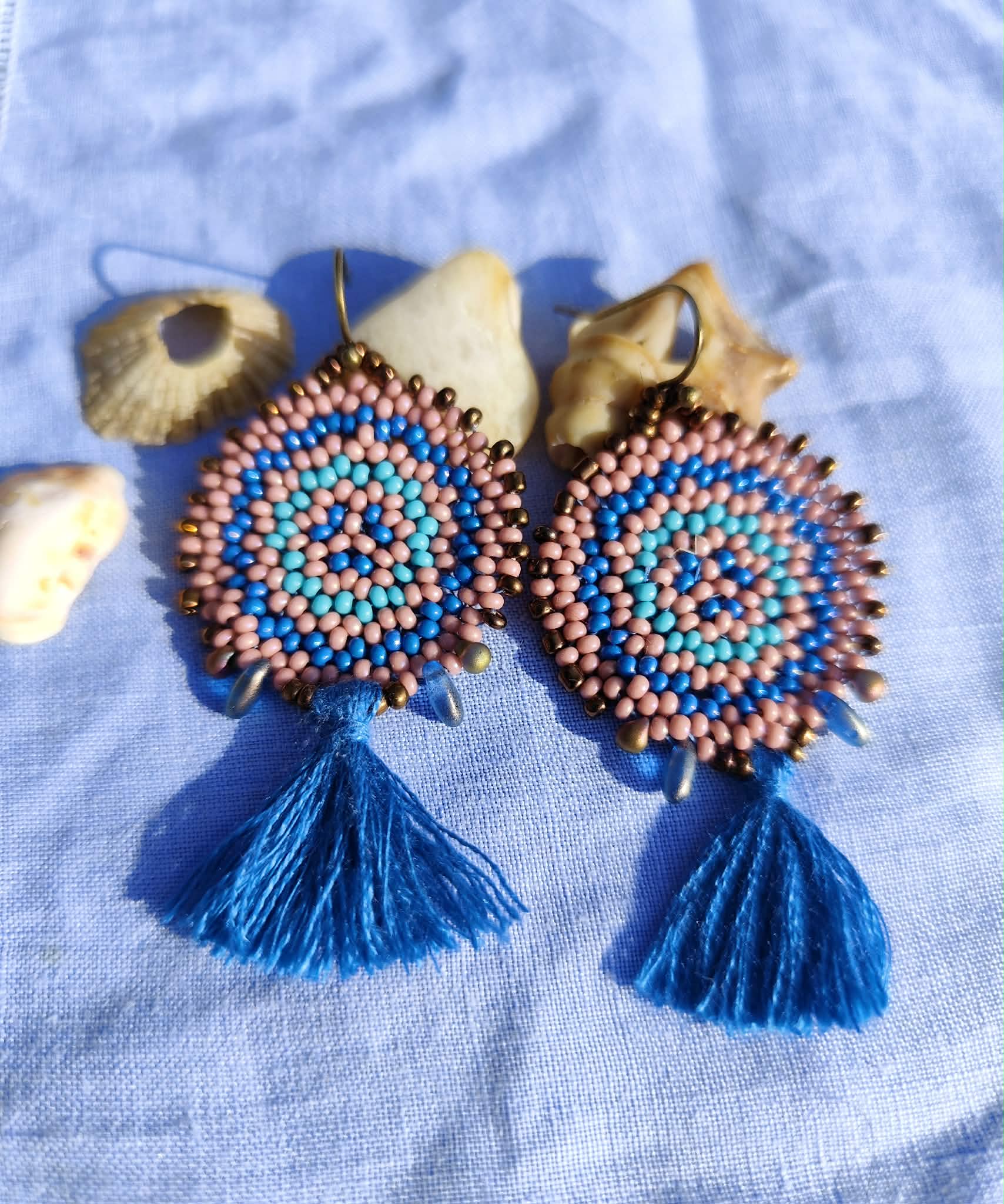 Boucles d’oreilles bohèmes à pompon bleu tissées en perles de rocailles avec gouttes en verre