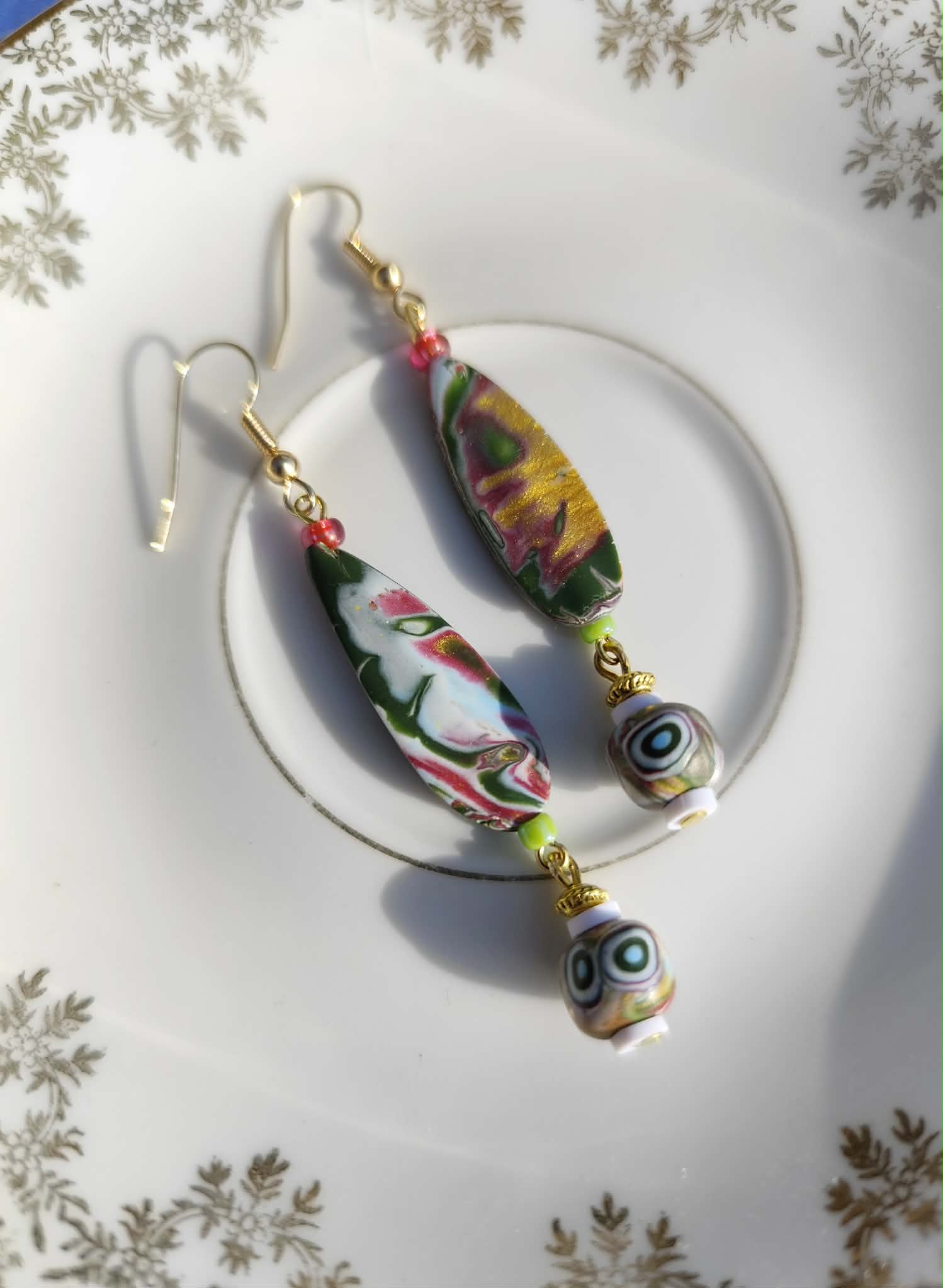 boucles d’oreilles pendantes artisanales en argile polymère aux motifs verts inspirés de l’eau et de la nature