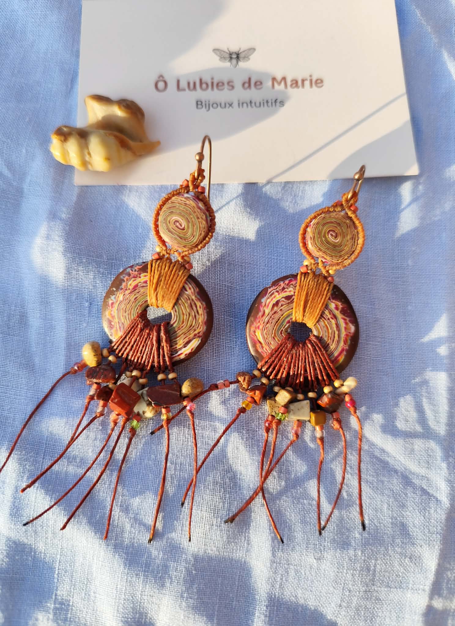 boucles d’oreilles ethniques en argile polymère spirales multicolores tissage micro macramé pierres naturelles