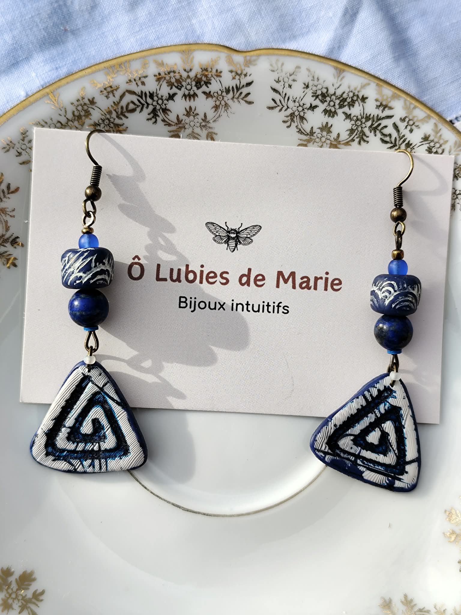 boucles d’oreilles japonisantes indigo en argile polymère avec lapis-lazuli inspiration estampe japonaise artisanale