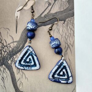 boucles d’oreilles japonisantes indigo en argile polymère avec lapis-lazuli inspiration estampe japonaise artisanale