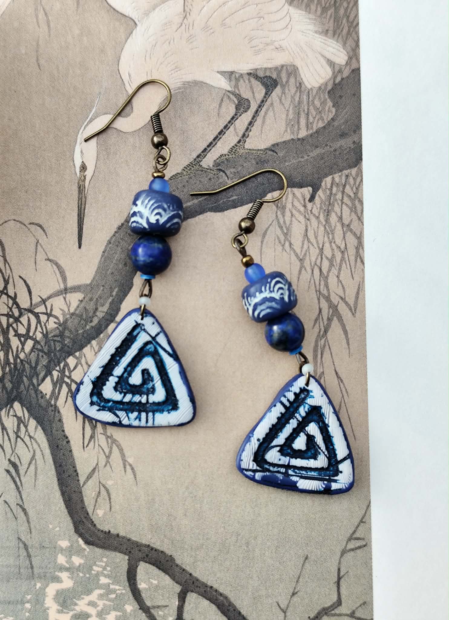 boucles d’oreilles japonisantes indigo en argile polymère avec lapis-lazuli inspiration estampe japonaise artisanale
