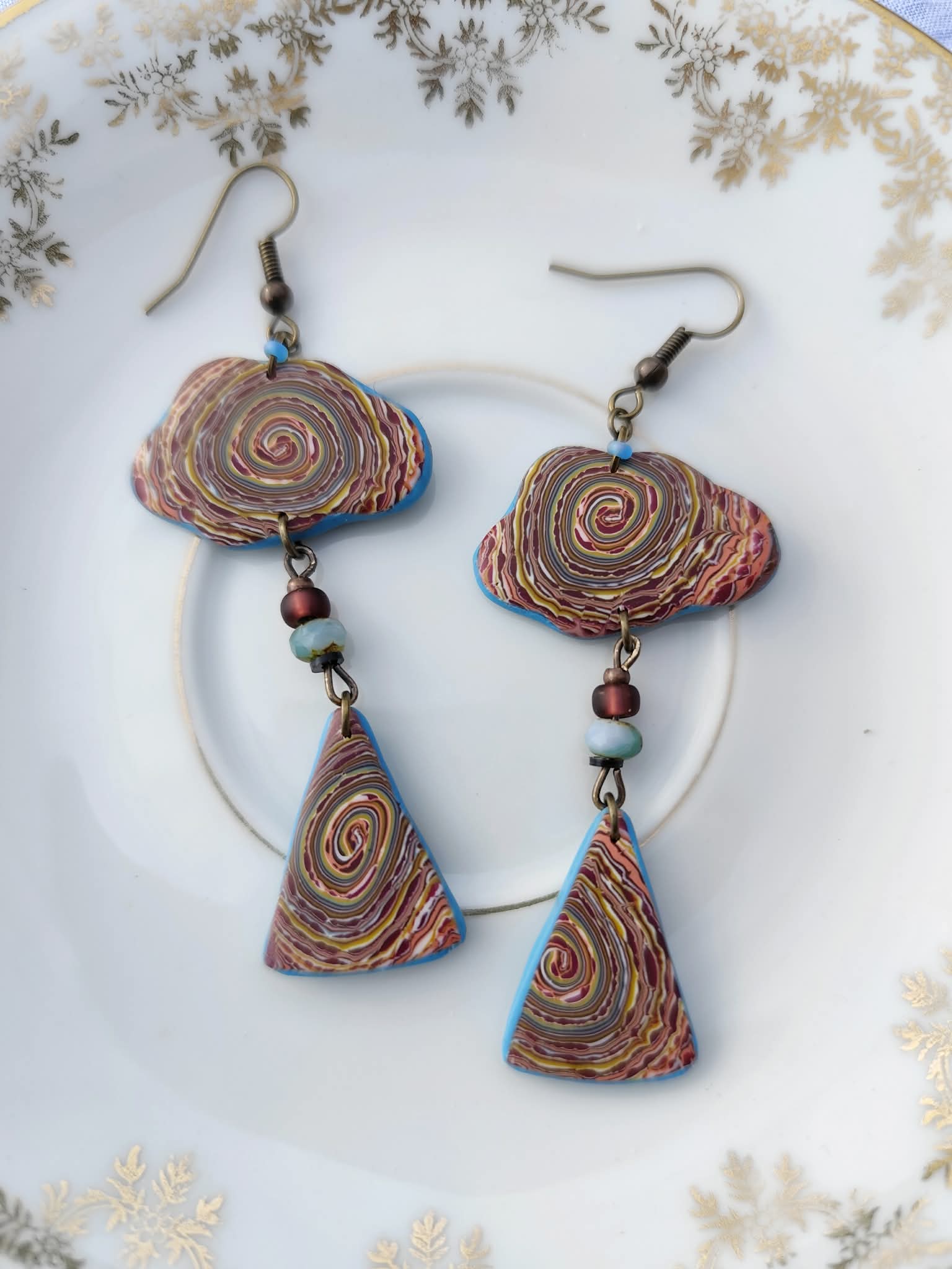 boucles d’oreilles nuage spirale en argile polymère bijou artisanal inspiration ciel orage perle verre tchèque