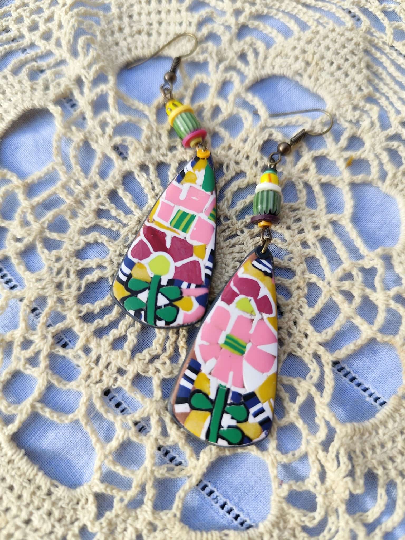 Boucles d’oreilles mosaïque Gaudí colorées inspirées du banc du Parc Güell à Barcelone, bijoux artisanaux en polymère avec perle rayée en verre.