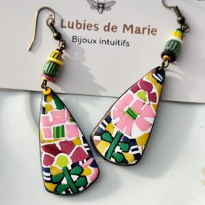 Boucles d’oreilles mosaïque Gaudí colorées inspirées du banc du Parc Güell à Barcelone, bijoux artisanaux en polymère avec perle rayée en verre.