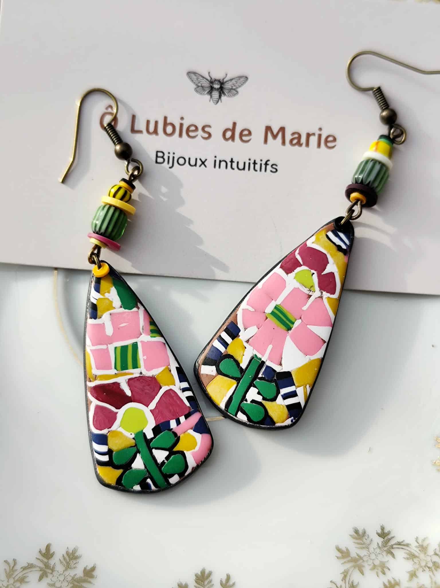 Boucles d’oreilles mosaïque Gaudí colorées inspirées du banc du Parc Güell à Barcelone, bijoux artisanaux en polymère avec perle rayée en verre.
