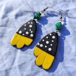 boucles d’oreilles pétales marguerite noir jaune pois avec perle verte en argile polymère artisanales