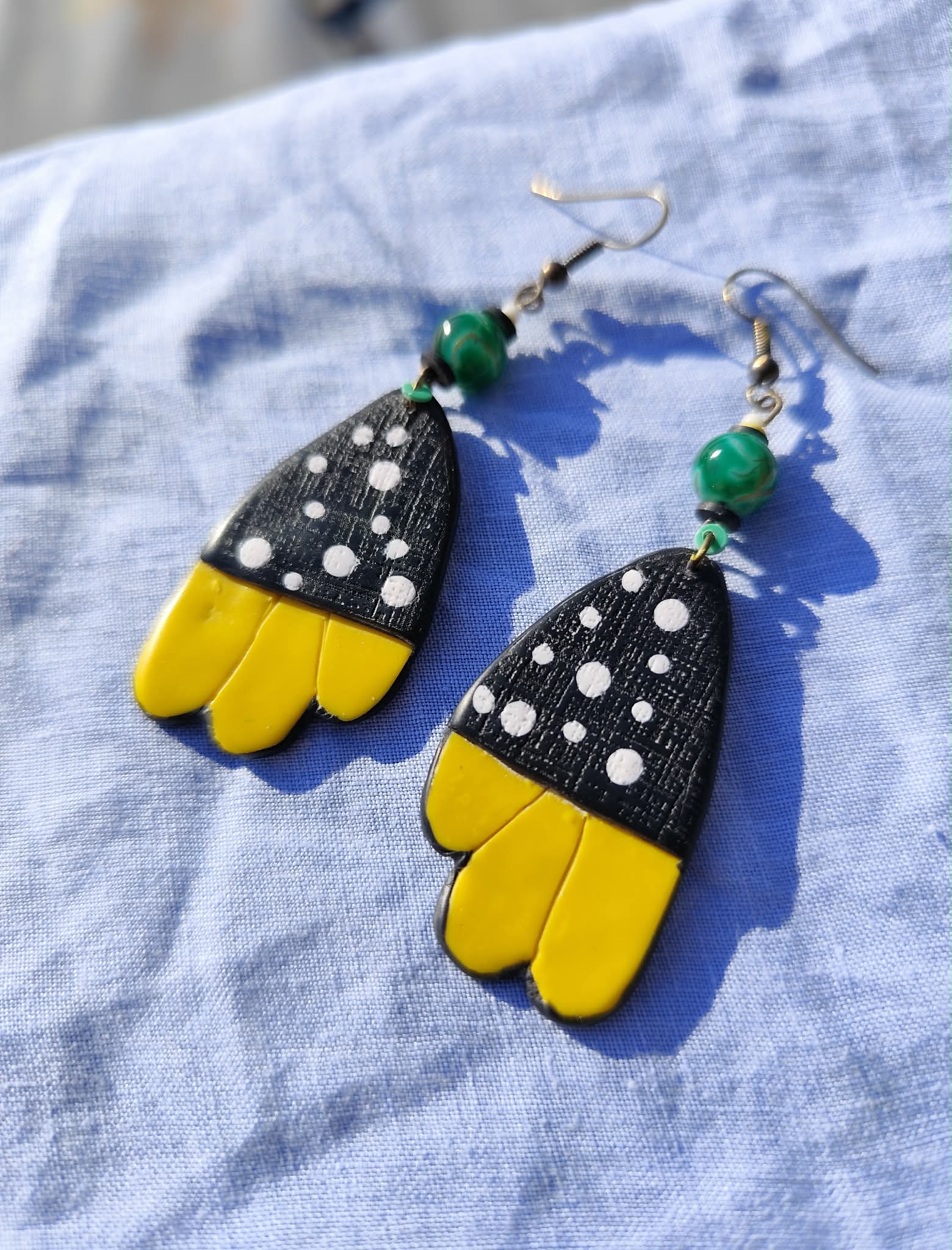 boucles d’oreilles pétales marguerite noir jaune pois avec perle verte en argile polymère artisanales