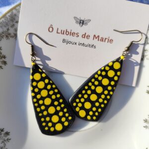 boucles d’oreilles pois libre noires jaunes argile polymère bijou artisanal léger motif pois graphique