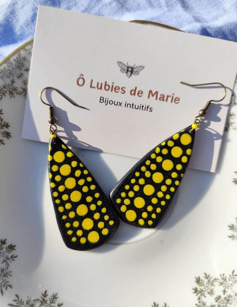 boucles d’oreilles pois libre noires jaunes argile polymère bijou artisanal léger motif pois graphique