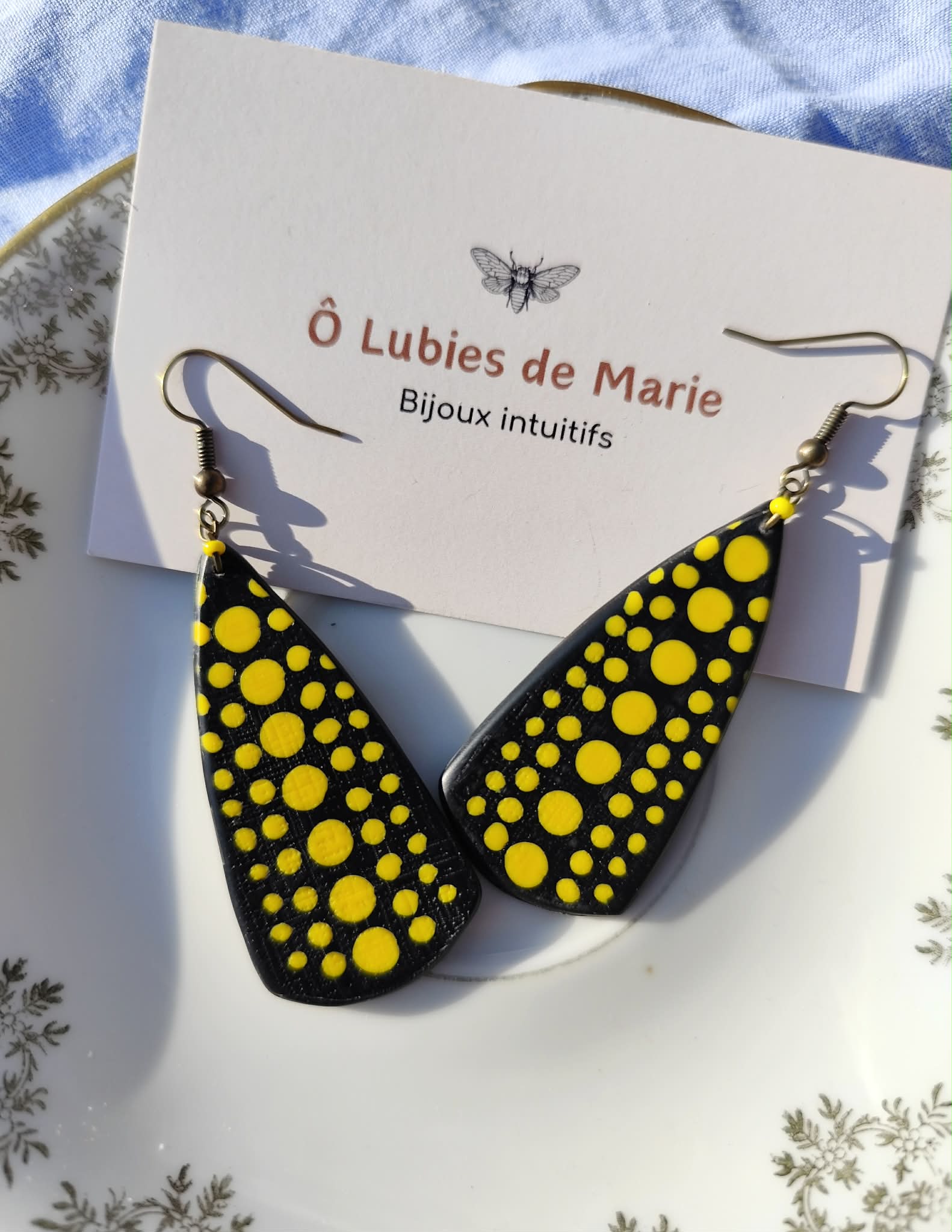 boucles d’oreilles pois libre noires jaunes argile polymère bijou artisanal léger motif pois graphique