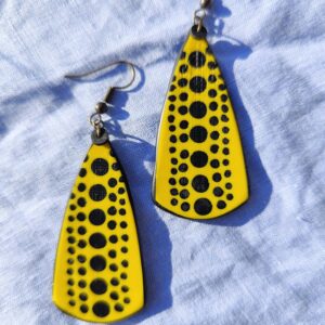 boucles d’oreilles pois libre noires jaunes argile polymère bijou artisanal léger motif pois graphique