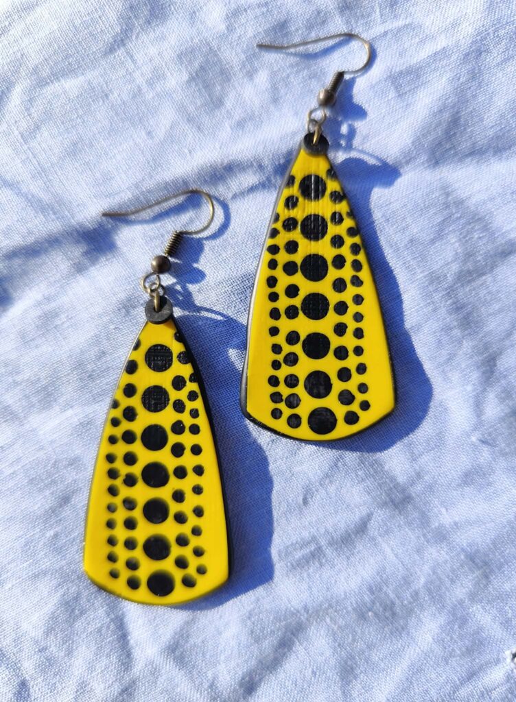 boucles d’oreilles pois libre noires jaunes argile polymère bijou artisanal léger motif pois graphique