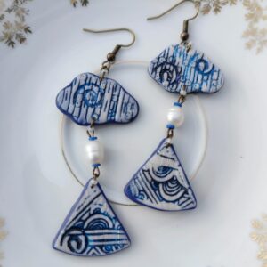 Boucles d’oreilles artisanales inspiration vague de Kanagawa en polymère imitation os décor indigo avec perle de culture coréenne.