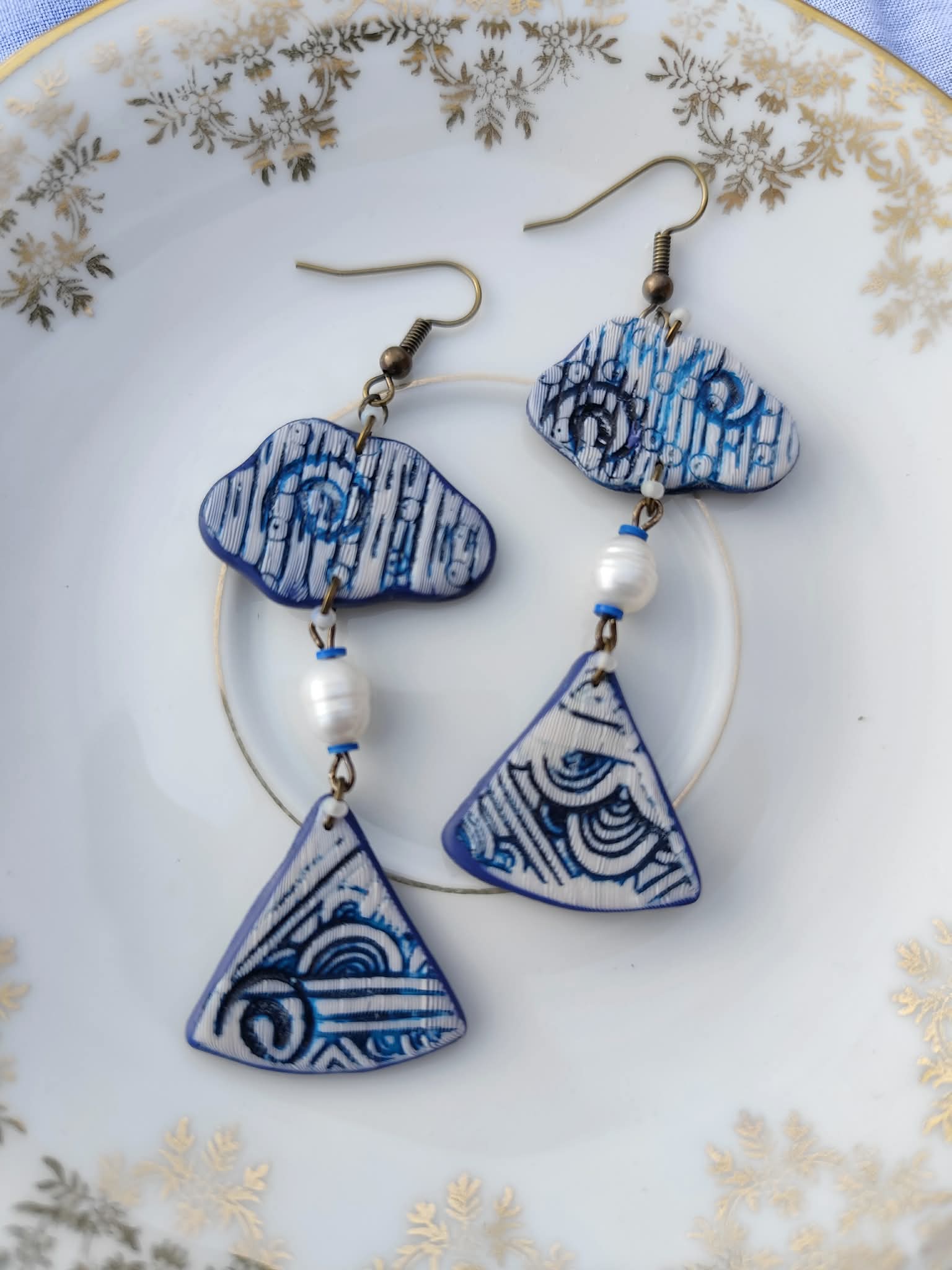 Boucles d’oreilles artisanales inspiration vague de Kanagawa en polymère imitation os décor indigo avec perle de culture coréenne.