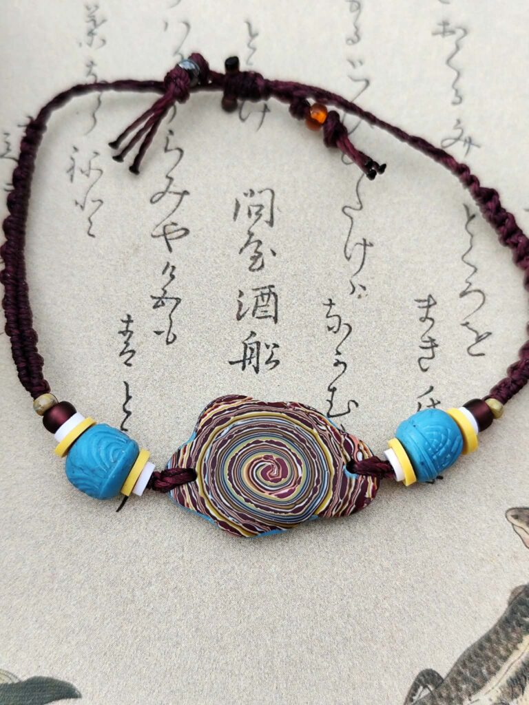 bracelet spirale artisanal en argile polymère bijou réglable inspiration ciel orage