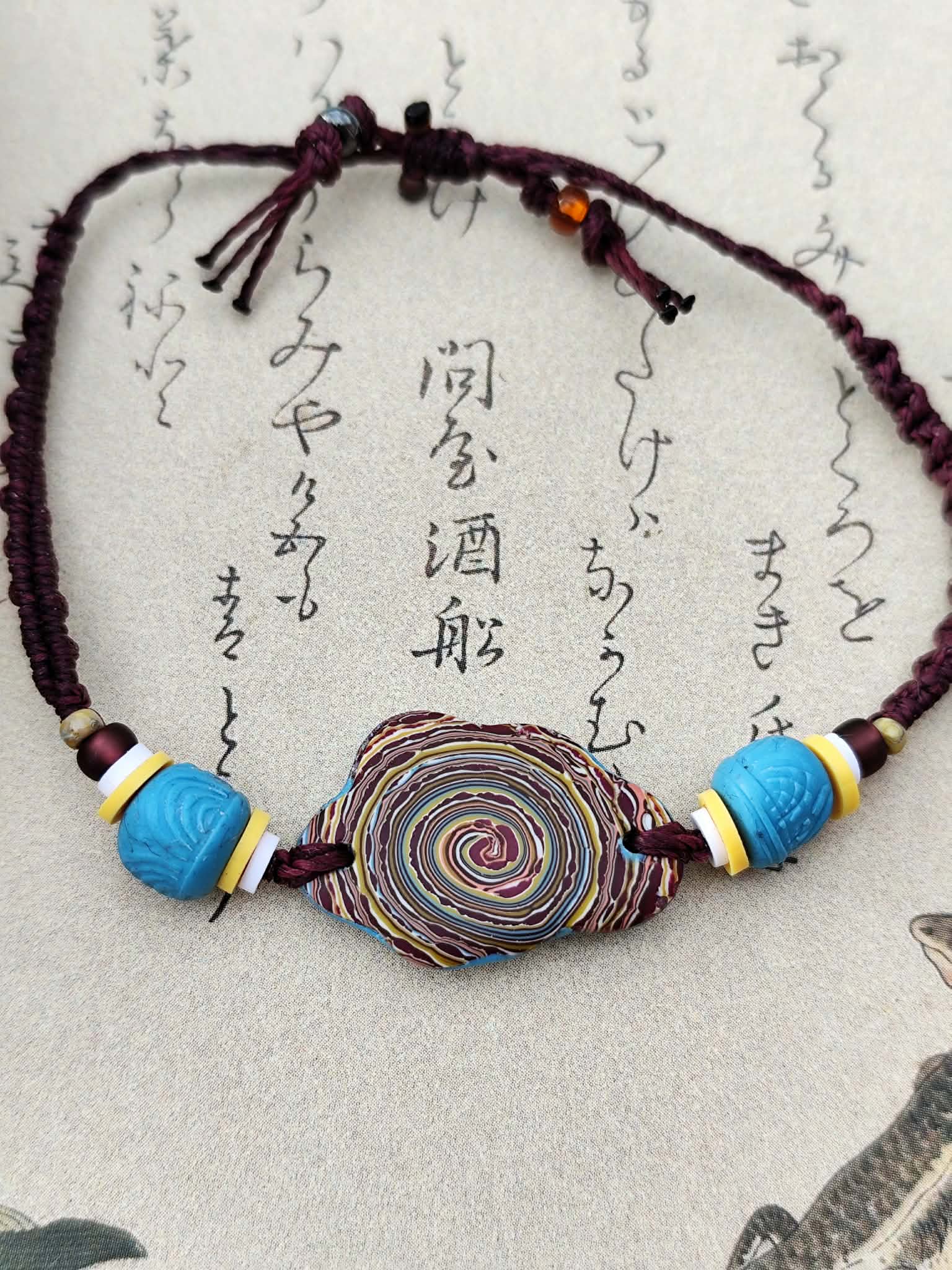 bracelet spirale artisanal en argile polymère bijou réglable inspiration ciel orage