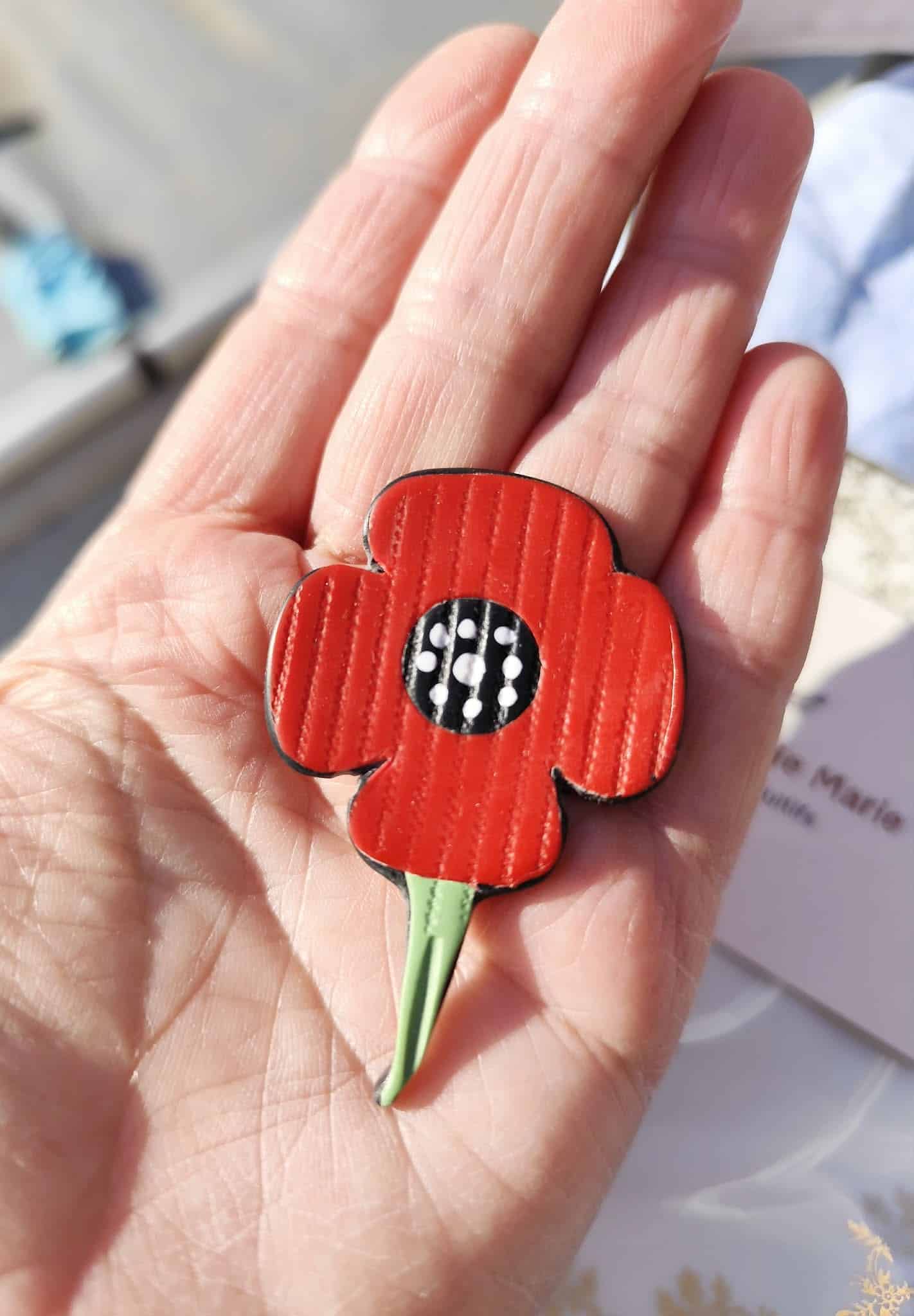broche fleur rouge à pois en argile polymère avec cœur noir graphique bijou artisanal léger