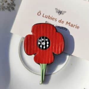 broche fleur rouge à pois en argile polymère avec cœur noir graphique bijou artisanal léger