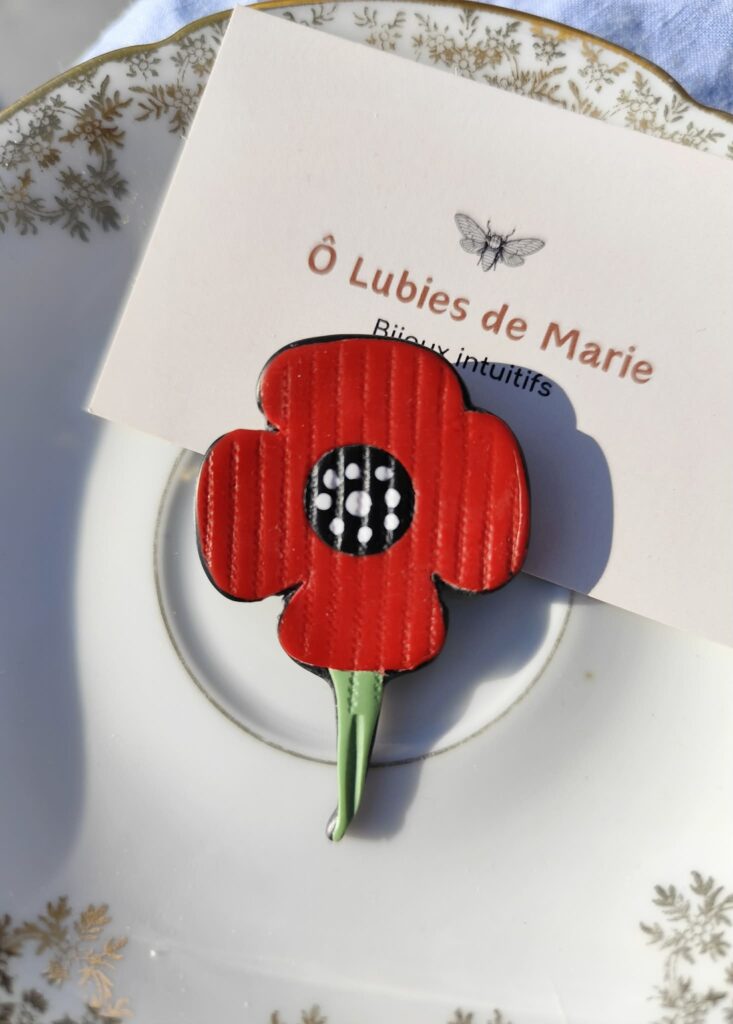 broche fleur rouge à pois en argile polymère avec cœur noir graphique bijou artisanal léger