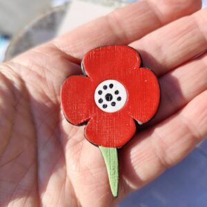 broche fleur rouge à pois en argile polymère avec cœur noir graphique bijou artisanal léger