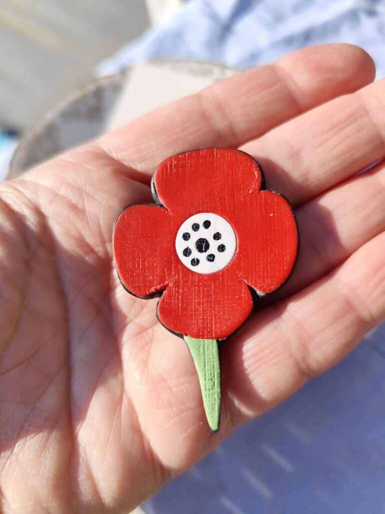 broche fleur rouge à pois en argile polymère avec cœur noir graphique bijou artisanal léger