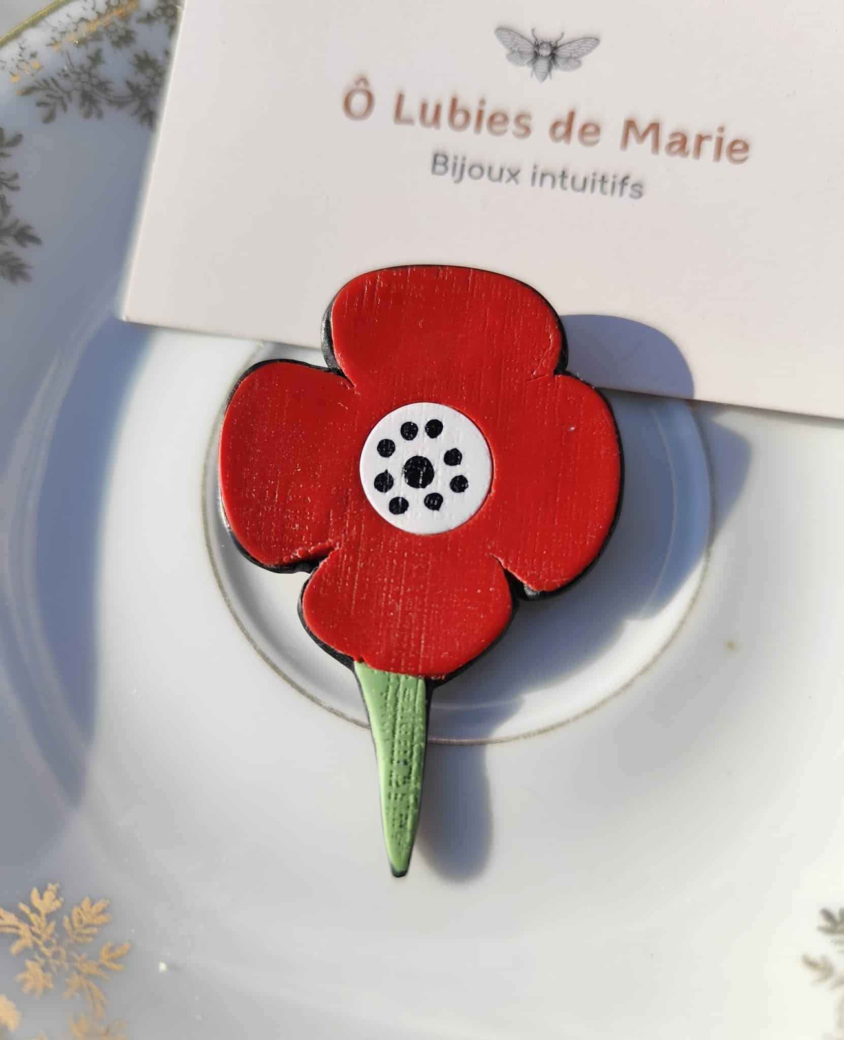 broche fleur rouge à pois en argile polymère avec cœur noir graphique bijou artisanal léger