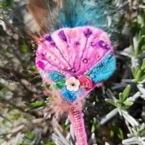 broche fleur feutrée rose et turquoise avec plumes, perles et sequins faite main