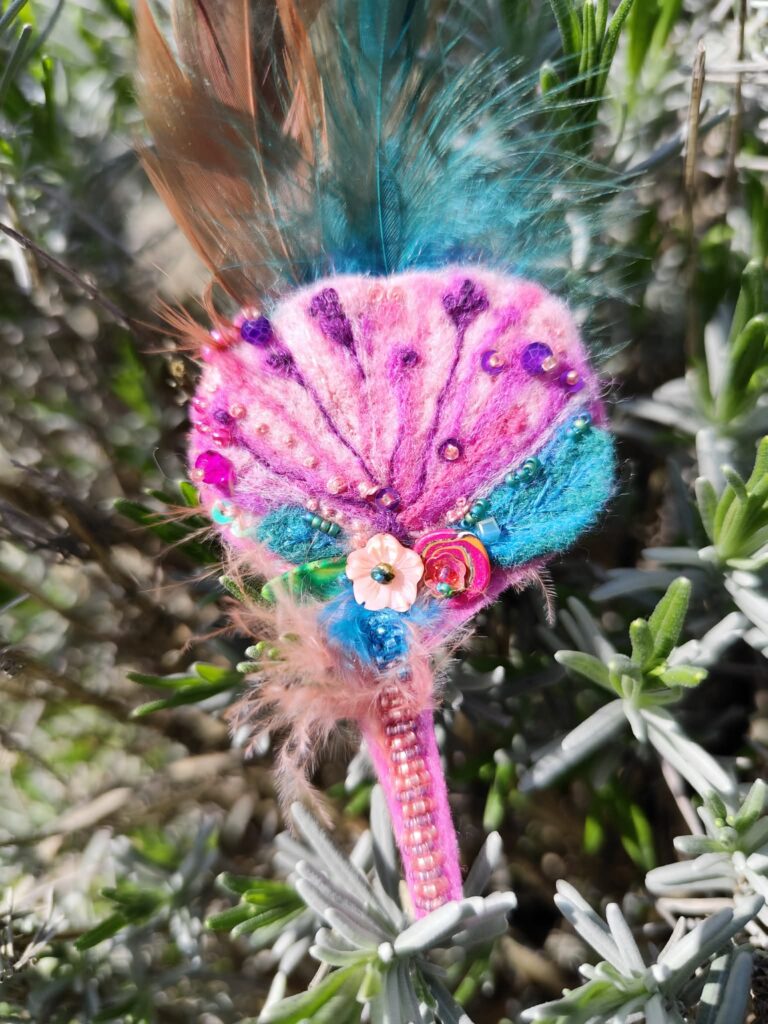 broche fleur feutrée rose et turquoise avec plumes, perles et sequins faite main