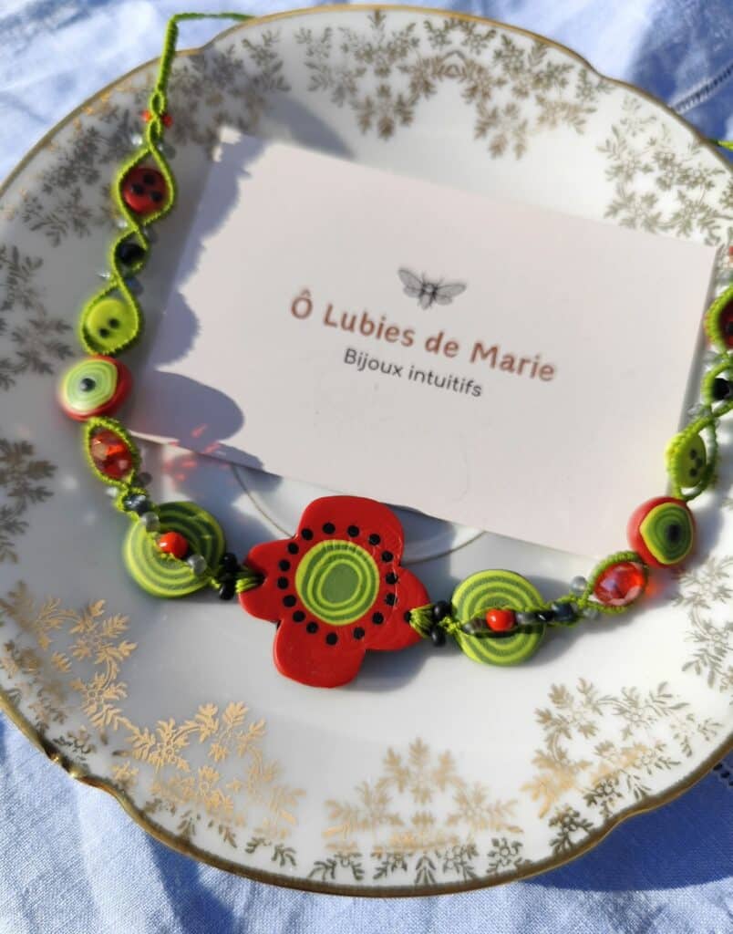 collier fleur en argile polymère réglable avec perles artisanales pois libre bijou modulable