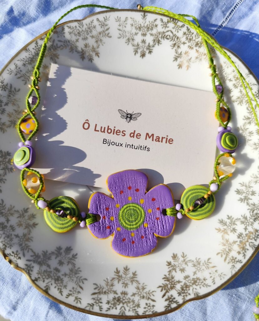 collier fleur en argile polymère réglable avec perles artisanales pois libre bijou modulable