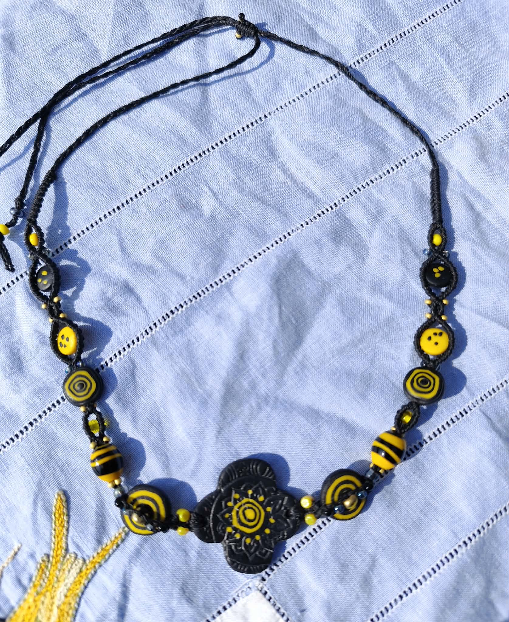 collier modulable noir et jaune en argile polymère fleur graphique inspirée Kusama fait main