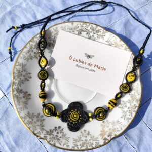 collier modulable noir et jaune en argile polymère fleur graphique inspirée Kusama fait main