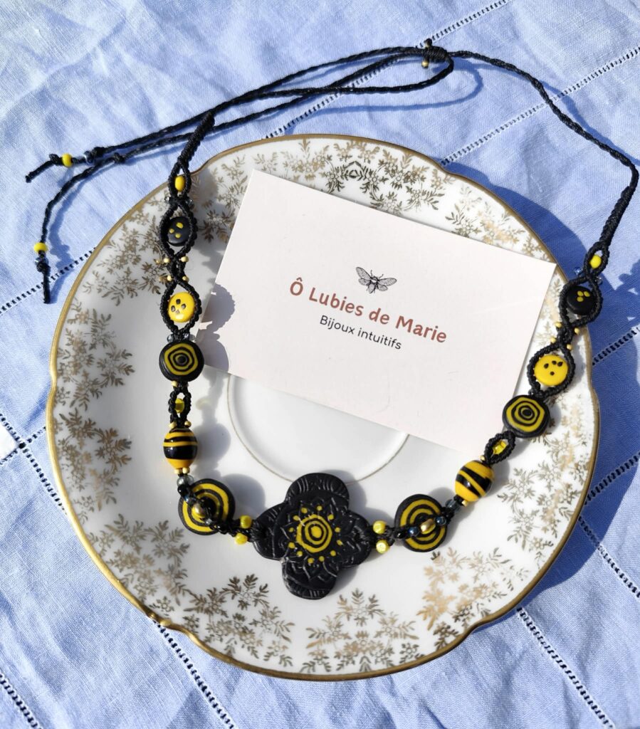 collier modulable noir et jaune en argile polymère fleur graphique inspirée Kusama fait main