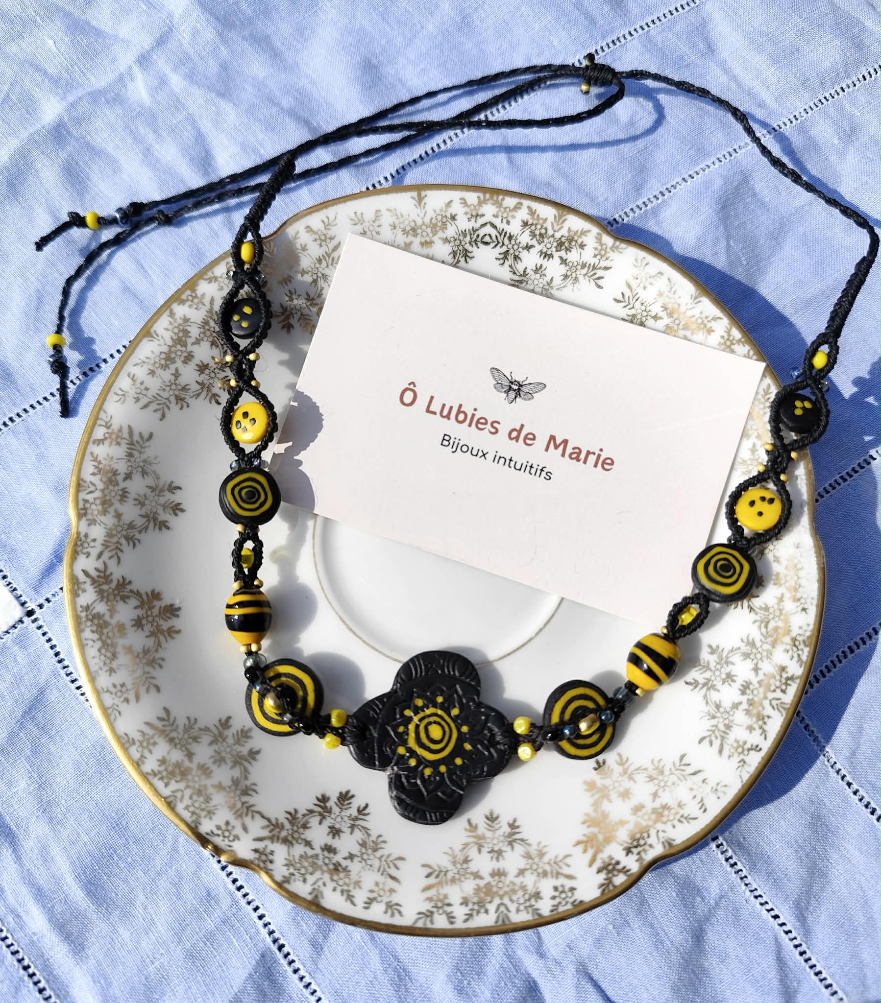 collier modulable noir et jaune en argile polymère fleur graphique inspirée Kusama fait main