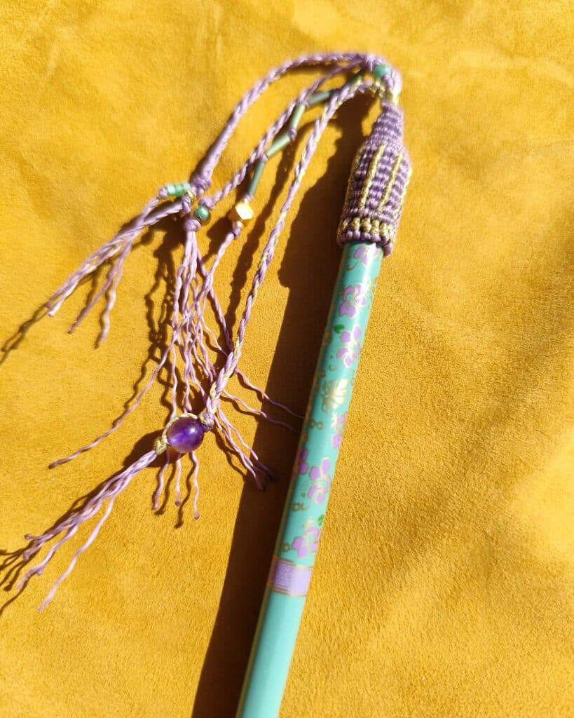 Pic à cheveux gris-gris en baguette chinoise et tissage