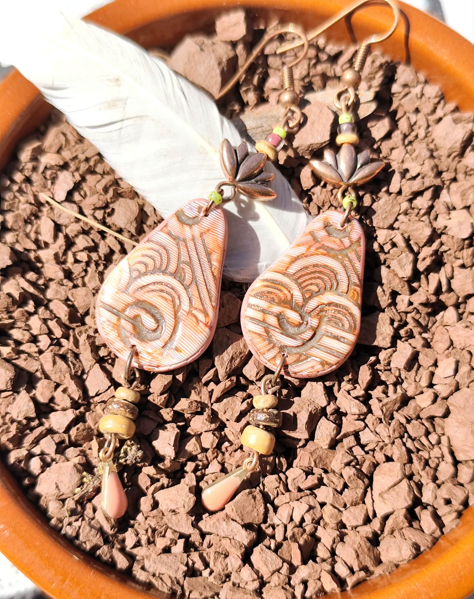 Boucles d’oreilles goutte inspirées du coucher de soleil du Salagou avec lotus cuivré, perles coco et goutte émaillée rose artisanales et légères