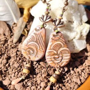 Boucles d’oreilles goutte inspirées du coucher de soleil du Salagou avec lotus cuivré, perles coco et goutte émaillée rose artisanales et légères