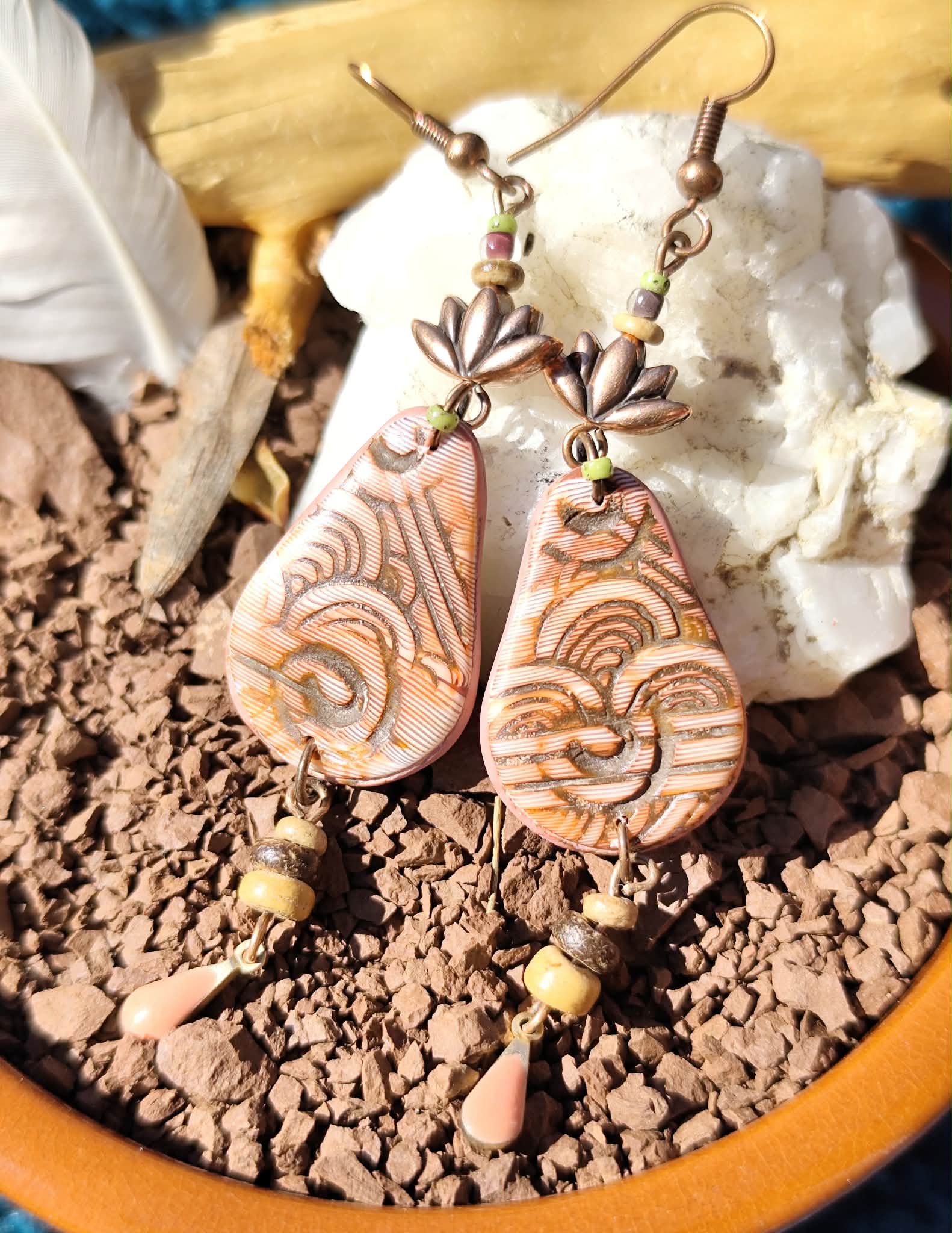 Boucles d’oreilles goutte inspirées du coucher de soleil du Salagou avec lotus cuivré, perles coco et goutte émaillée rose artisanales et légères