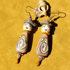 boucles d’oreilles argile polymère colorées visage motifs stratifiés Moquette Guillerette fait main