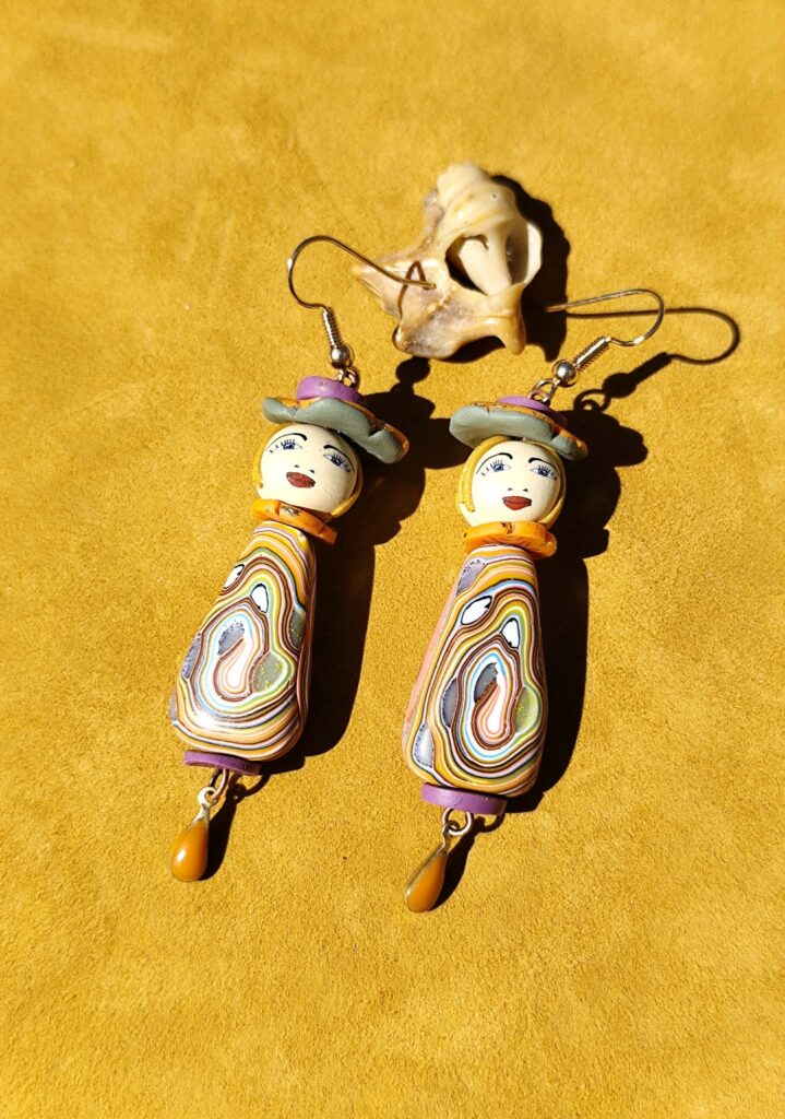 boucles d’oreilles argile polymère colorées visage motifs stratifiés Moquette Guillerette fait main
