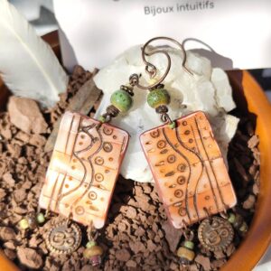 Boucles d’oreilles paysage Terre rouge du Salagou avec motifs gravés, perles vertes en céramique, coco et breloque ohm artisanales et légères