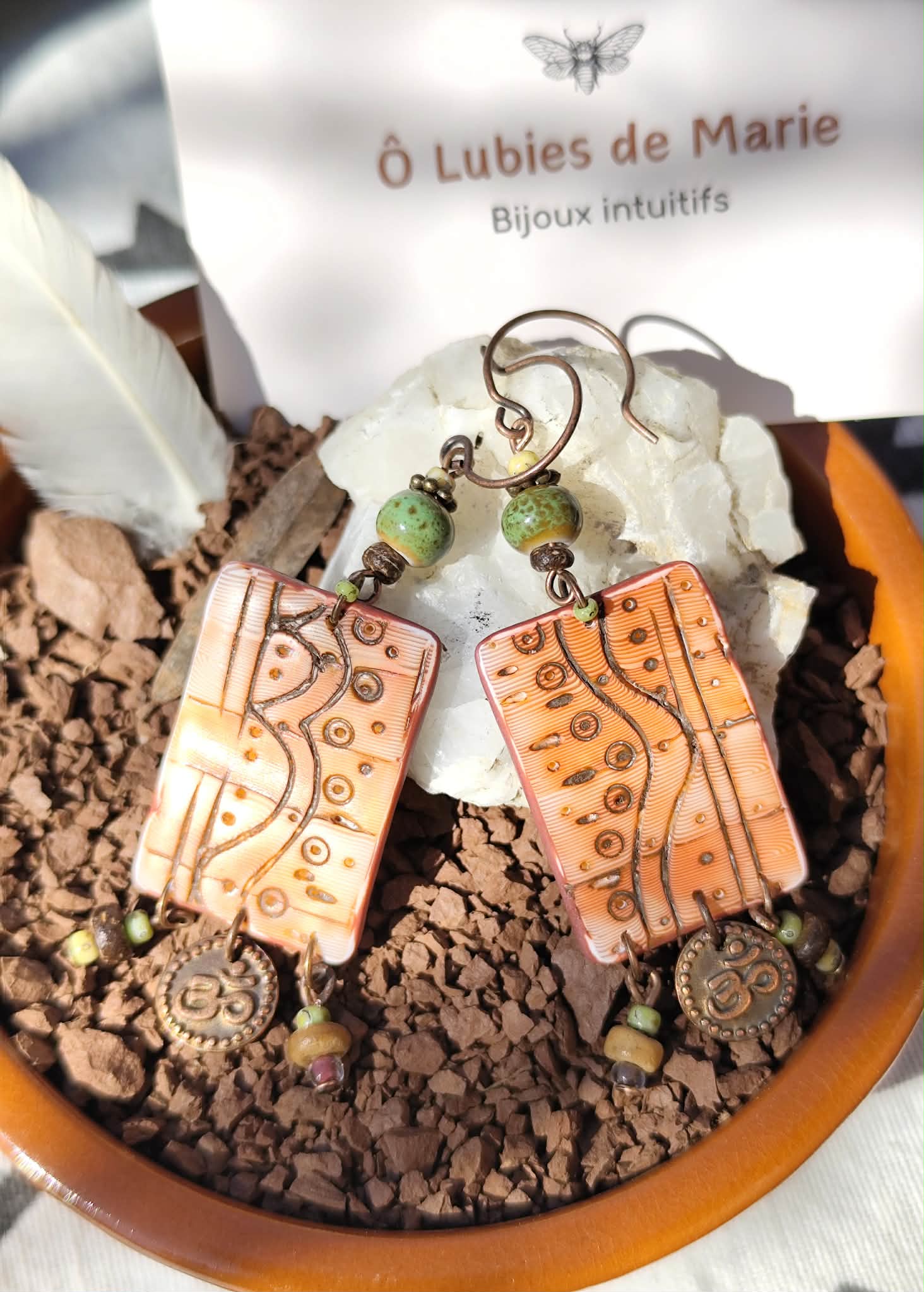 Boucles d’oreilles paysage Terre rouge du Salagou avec motifs gravés, perles vertes en céramique, coco et breloque ohm artisanales et légères