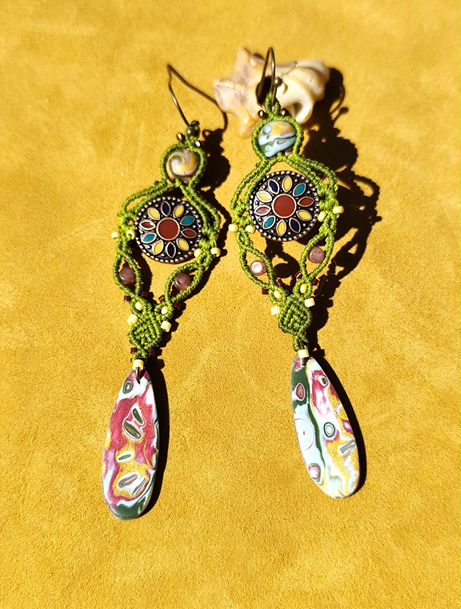 boucles d’oreilles macramé vert argile polymère rosace bronze longues bohème colorées