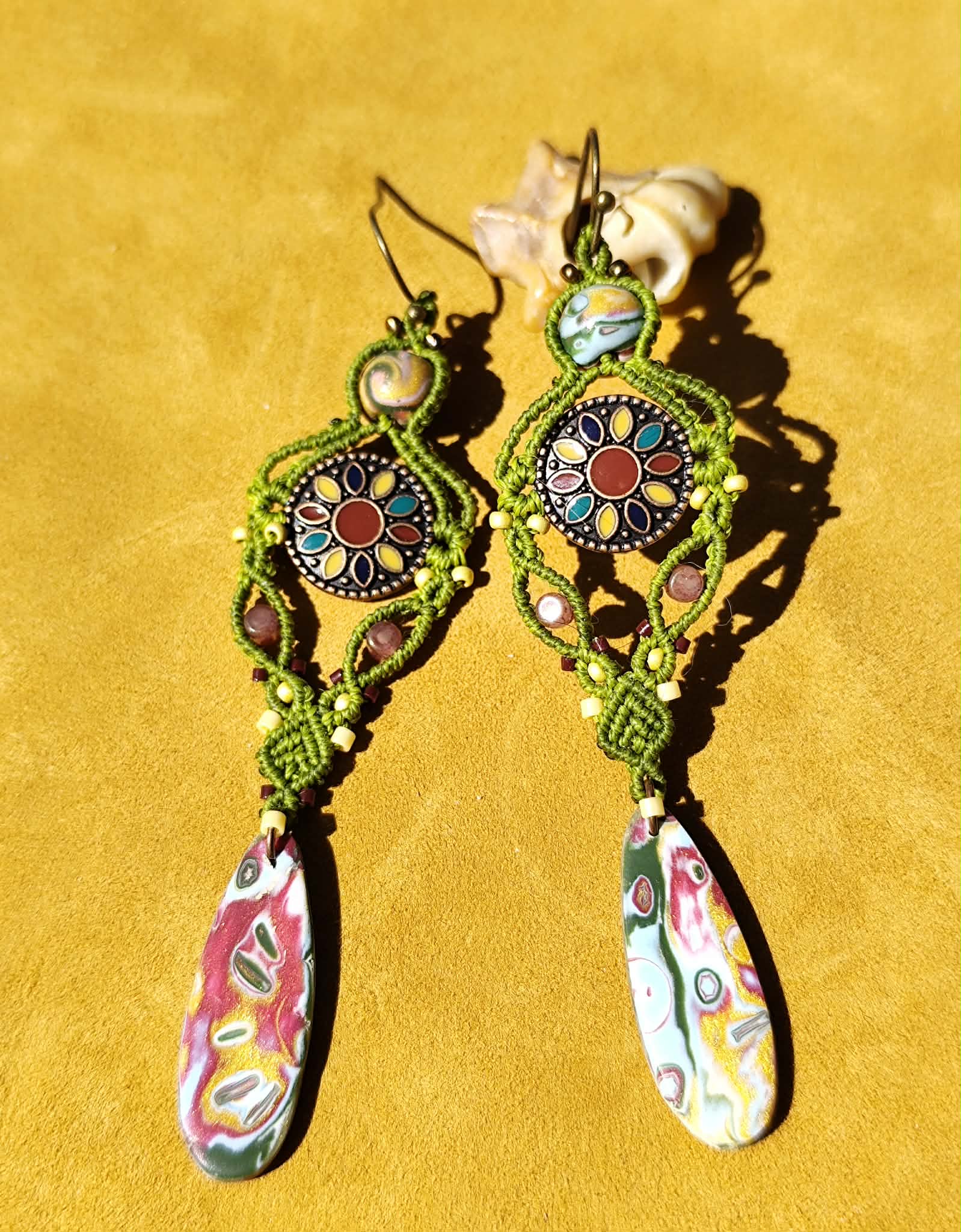 boucles d’oreilles macramé vert argile polymère rosace bronze longues bohème colorées
