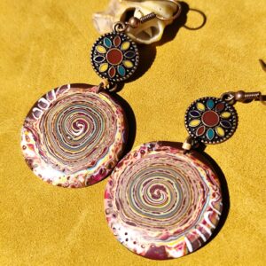 boucles d’oreilles rosace spirale en argile polymère colorée avec connecteur bronze