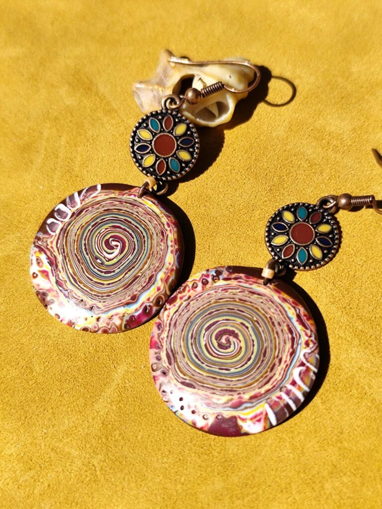 boucles d’oreilles rosace spirale en argile polymère colorée avec connecteur bronze