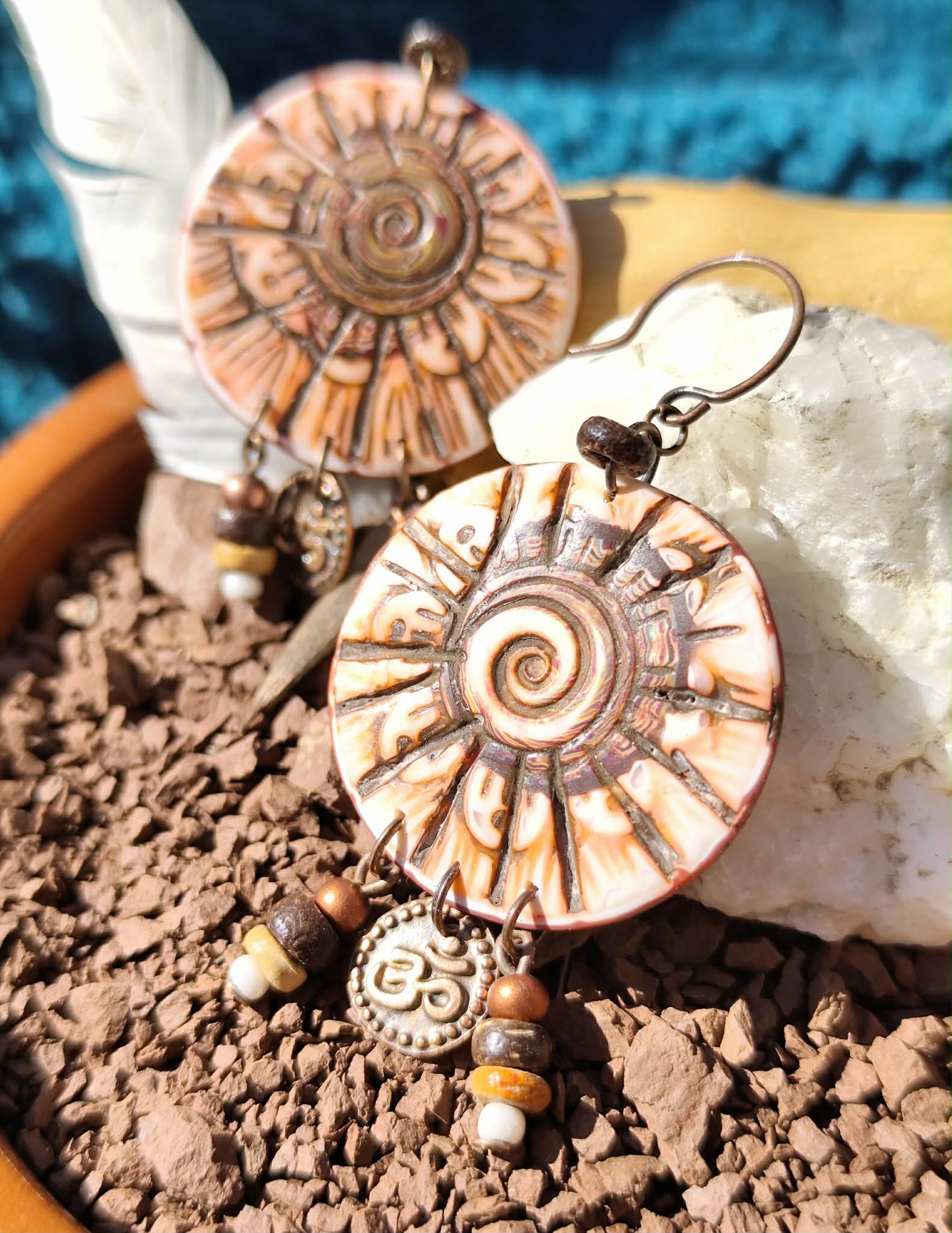 Boucles d’oreilles spirale en terre rouge du Salagou avec breloque ohm, perles coco et rocailles métal et verre, bijou artisanal léger